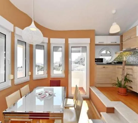 Penthouse Sol St *